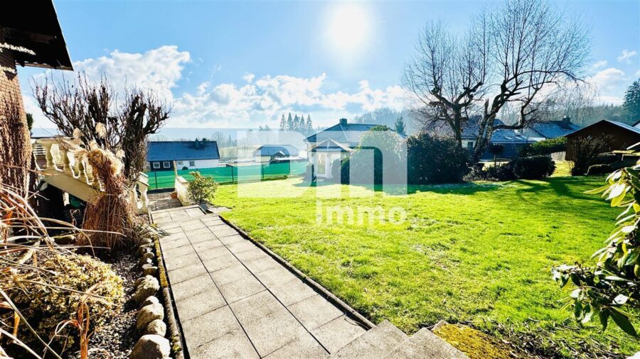 Einfamilienhaus BJ 1980 mit Einliegerwohnung, Studio + Dachterrasse - Großer Gartenbereich